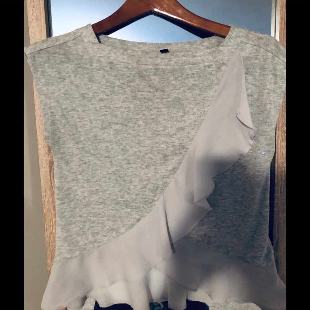Grey shortsleeved ruffle sweater